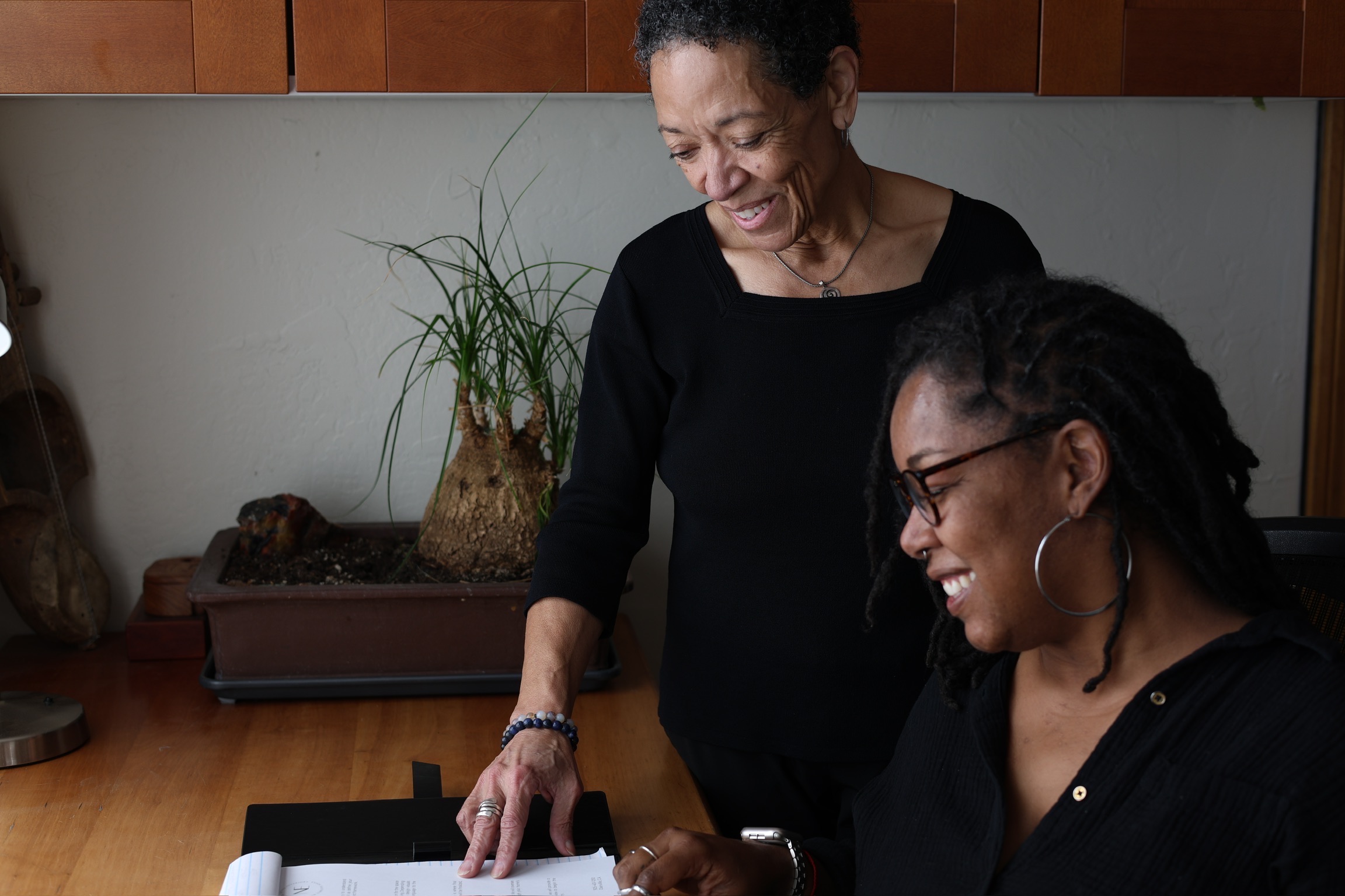 Sarita coaching an entrepreneur at a worktable